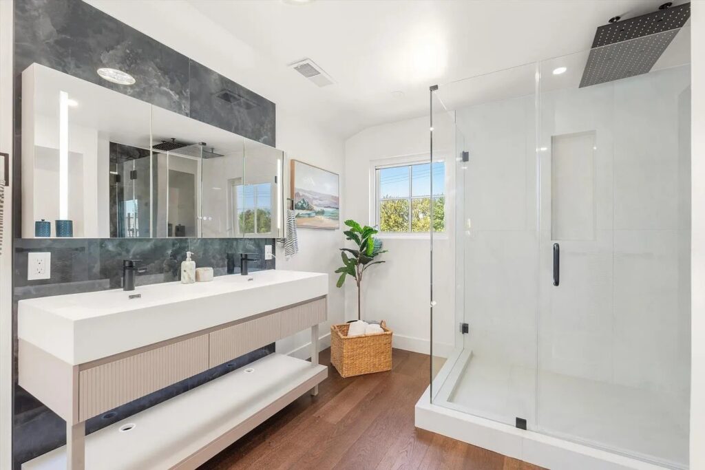 Double-vanity bathroom — Project photo